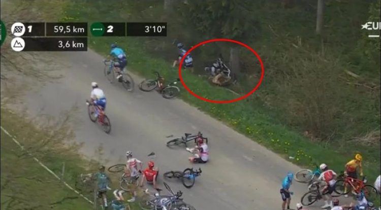 Ciclista francés sufre brutal caída en plena competencia