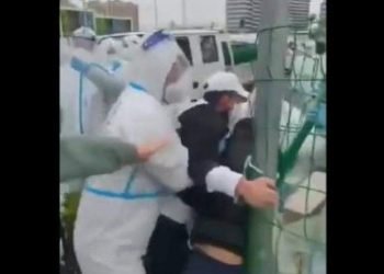 VIDEO | Así son las restricciones en Shanghái; habitantes se enfrentan a policía