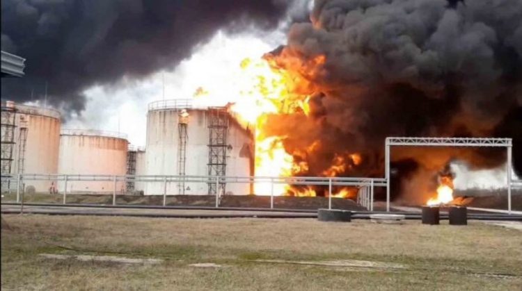 Ucrania bombardea depósito de gasolina en Rusia, dice gobernador local