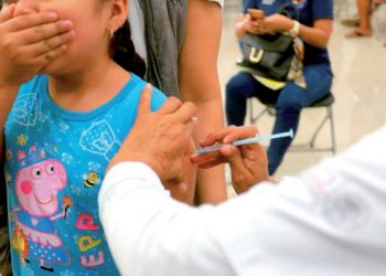 Vacunarían contra Covid a menores de 5 años