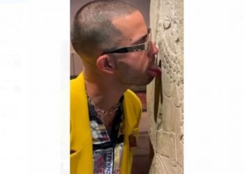 Tras besos y lamidas a piezas arqueológicas, director del INAH asegura que el Museo de Antropología es el más seguro de México