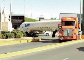 Flujo de tráilers entorpece tráfico en las principales avenidas