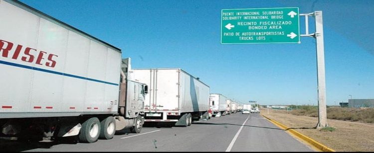 Estallan transportistas contra Gregg Abbott