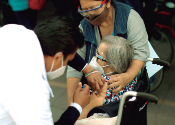 Pide la alcaldesa acudir a vacunarse