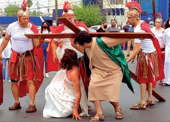 Celebra Catedral Viacrucis viviente