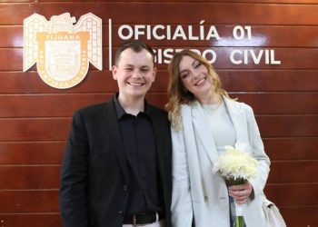 Ruso y ucraniana refugiados en Tijuana contraen matrimonio