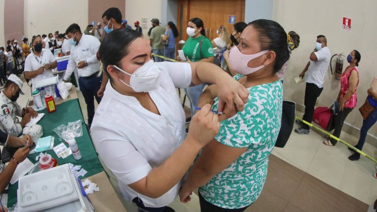 Realizan IMSS y Salud campaña intensiva de vacunación Covid
