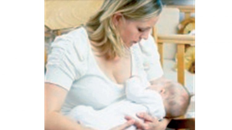Recomiendan médicos dar leche materna al bebé