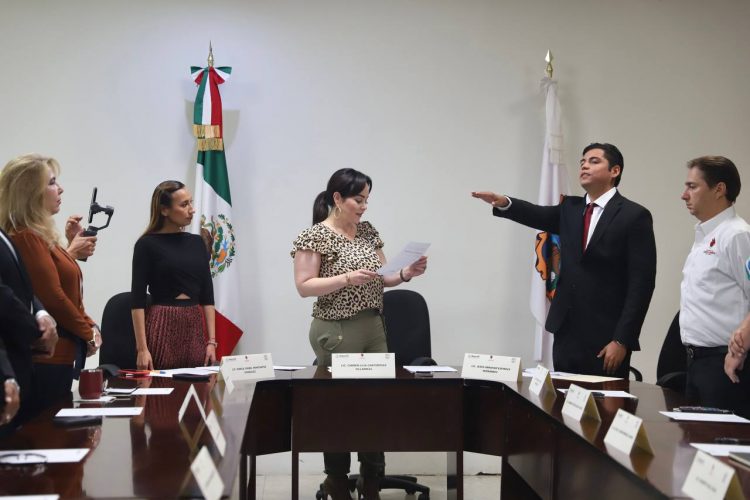 Toma protesta director del IMJUVE