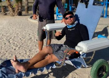 Mexicano crea silla anfibia para que personas con discapacidad puedan visitar playas