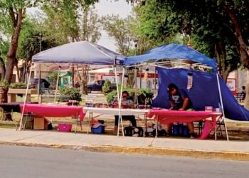 Aguantan vendedores el calor por ser un día ‘fuerte’