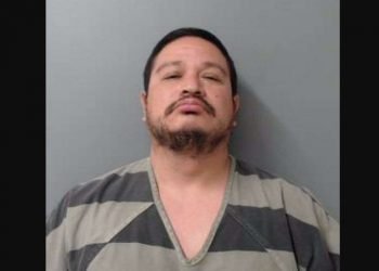 Arrestan a policía por manosear a una mujer