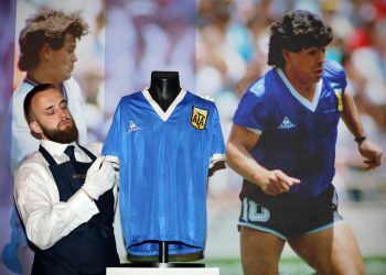 Venden camiseta de Maradona por casi 9.3 mdd; un récord en subasta