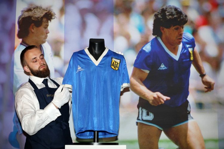 Venden camiseta de Maradona por casi 9.3 mdd; un récord en subasta
