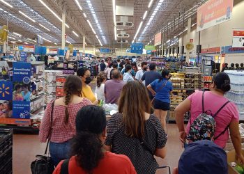 Arremeten clientes contra Walmart
