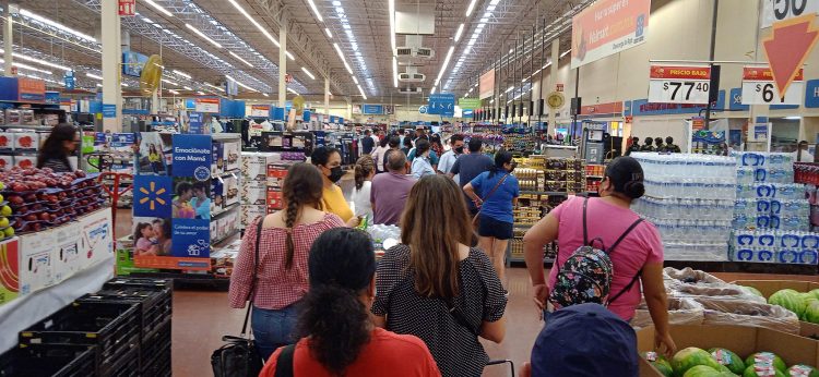 Arremeten clientes contra Walmart