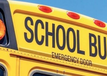 Choca bus escolar con estudiantes