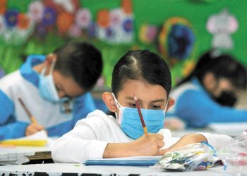 Liberan a alumnos del uso del cubrebocas en espacios abiertos