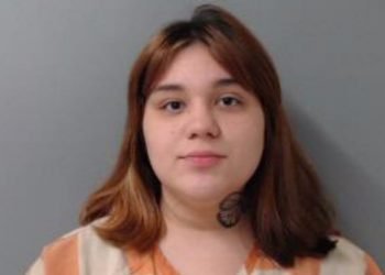 Mujer roba joyería a una niña y trata de venderla en EZ Pawn