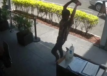 VIDEO | Hombre ataca con un tabique a joven en un restaurante de la Roma