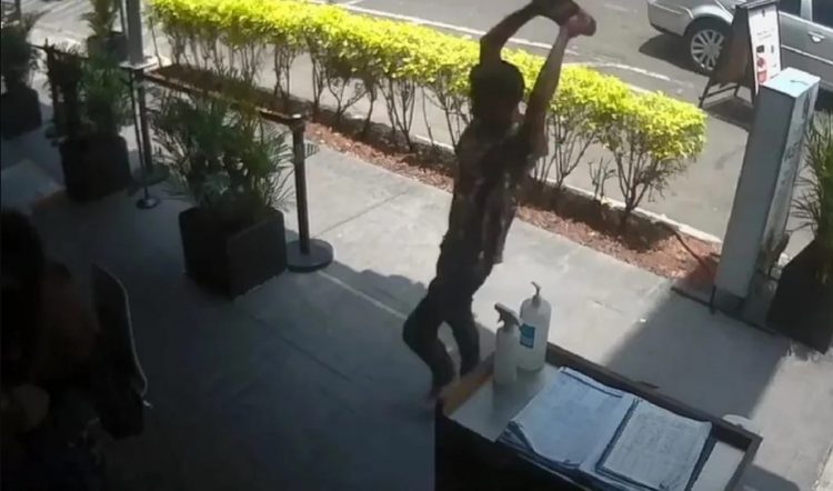 VIDEO | Hombre ataca con un tabique a joven en un restaurante de la Roma