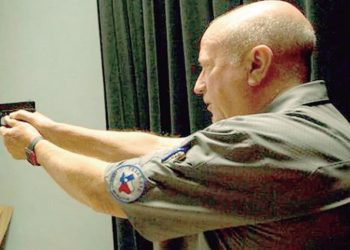 Maestros acuden armados a escuela en Utopia, TX.