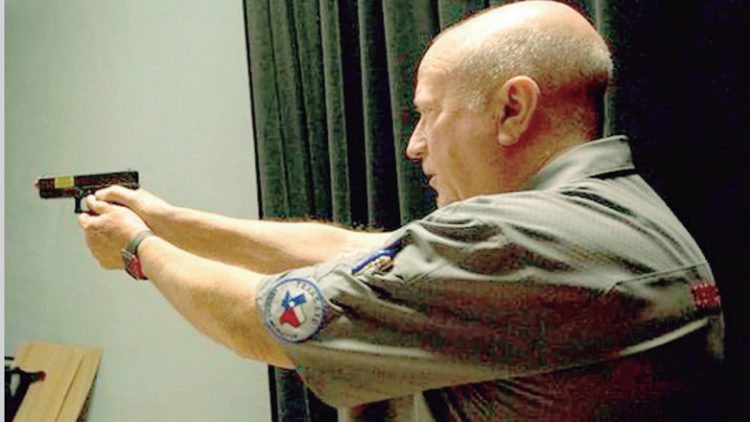 Maestros acuden armados a escuela en Utopia, TX.