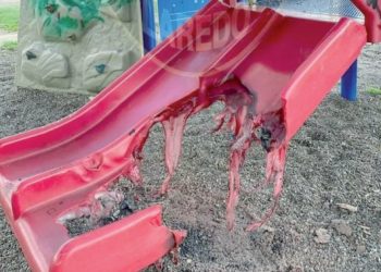 Destrozan los juegos infantiles de un parque