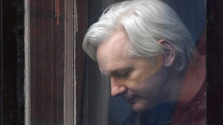 Julian Assange será extraditado a Estados Unidos; «es un día oscuro para la libertad de prensa», acusa WikiLeaks