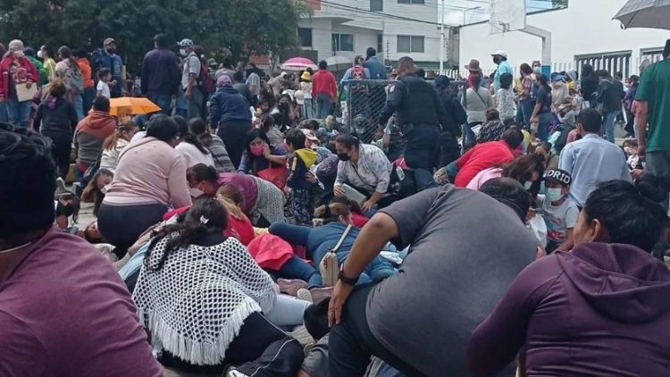 VIDEO | Pánico en puesto de vacunación de Puebla; se desata balacera