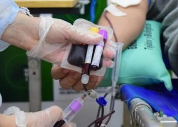 Prohíben donar sangre a un jubilado por no contestar si estaba o no embarazado
