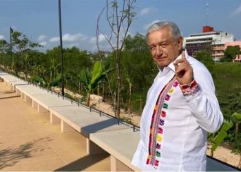Presume AMLO obra en plena jornada electoral
