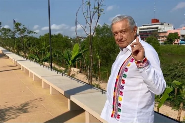Presume AMLO obra en plena jornada electoral