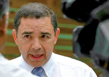 Henry Cuéllar insiste en que derrotó a Jessica Cisneros