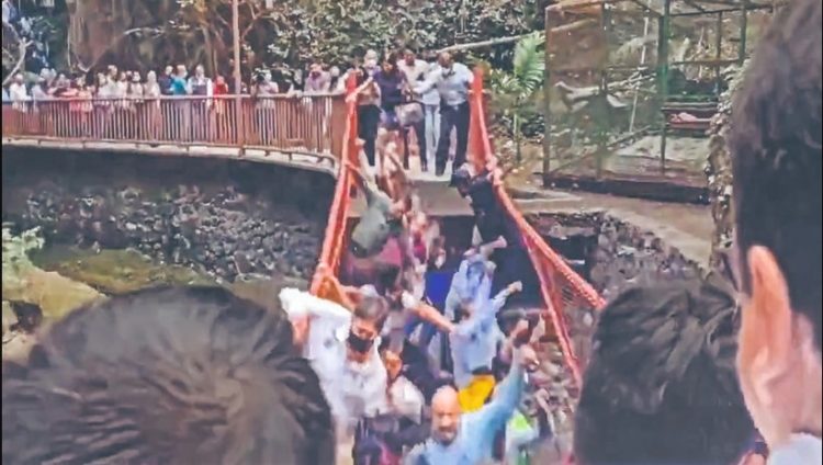 Cae puente en inauguración; alcalde culpa a los invitados