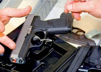 Prevén aumentar edad para compra de armas