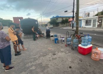 Madrugan habitantes de Guadalupe para esperar pipa con agua
