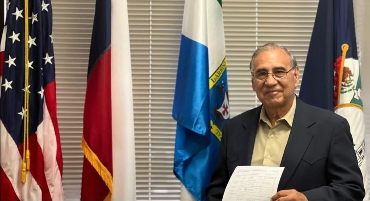 El doctor Víctor Treviño se postula para alcalde