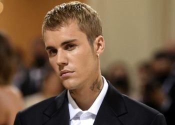Justin Bieber tiene paralizada media cara; pide oraciones