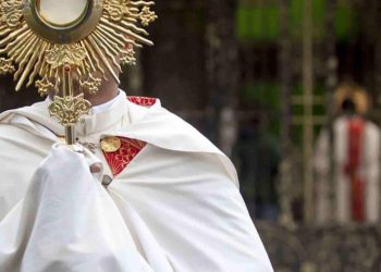 Denuncian sacerdote «pirata» en Tlaquepaque, cobraba 5 mil por curaciones