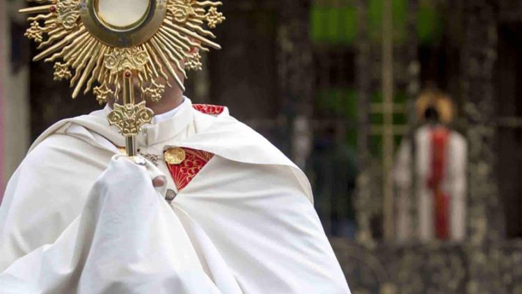 Denuncian sacerdote «pirata» en Tlaquepaque, cobraba 5 mil por curaciones