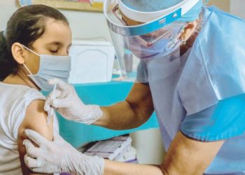 Aplicarán segunda dosis de Pfizer a niños y adolescentes
