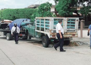 Llaman a retirar autos chatarra de la vía pública