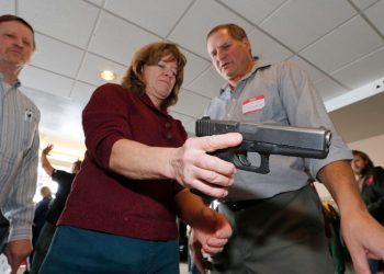 Permitirán a empleados escolares utilizar armas