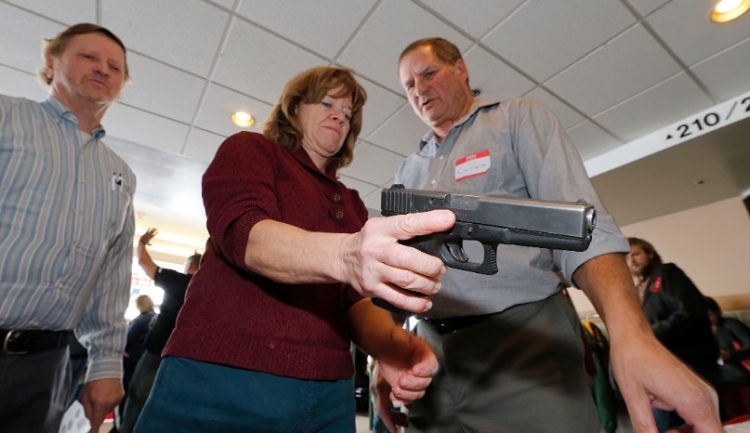 Permitirán a empleados escolares utilizar armas