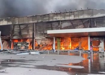 Sube a 10 el número de muertos en el ataque a un centro comercial en Ucrania; la búsqueda de sobrevivientes continúa