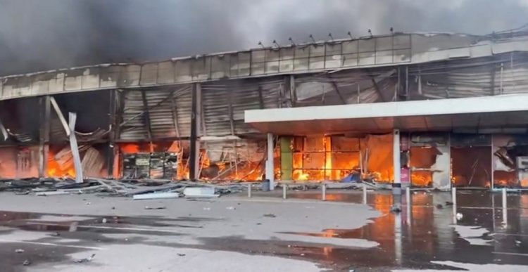 Sube a 10 el número de muertos en el ataque a un centro comercial en Ucrania; la búsqueda de sobrevivientes continúa
