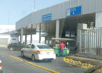 Invaden vendedores carril en el Puente I