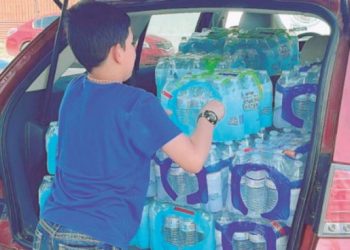 Niño neolaredense hace acopio de agua para llevarla a Nuevo León