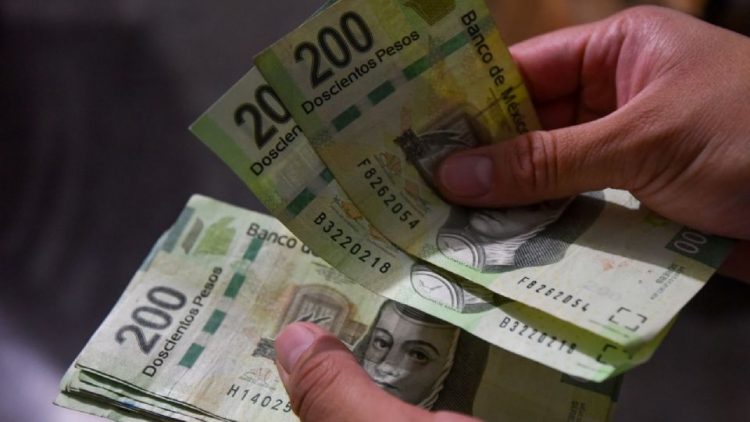 Peso cierra la semana ‘fortachón: Empujón de Banxico lo lleva a 19.93 por dólar